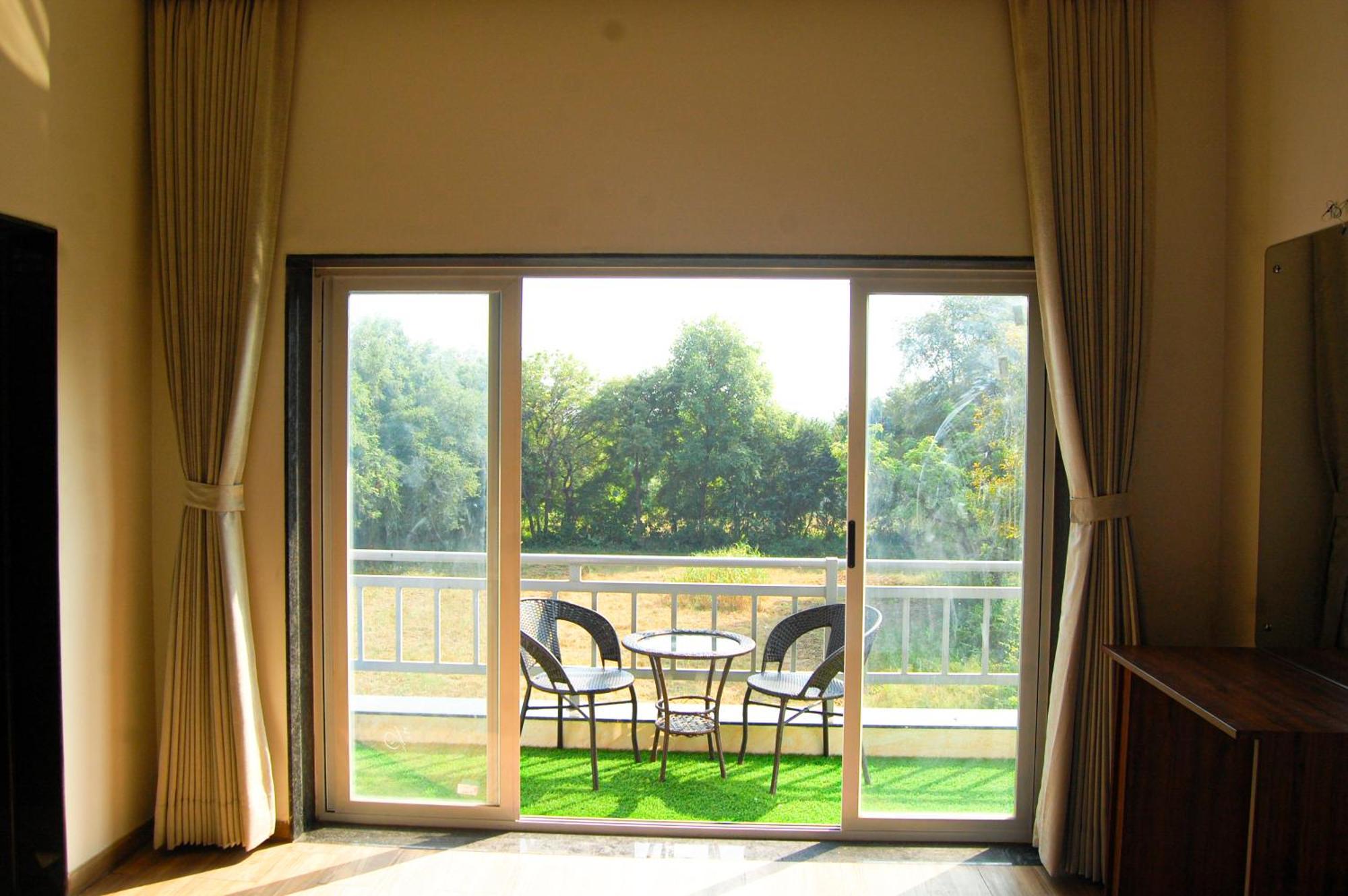 Krishna Riverside Resort Vasad Kültér fotó