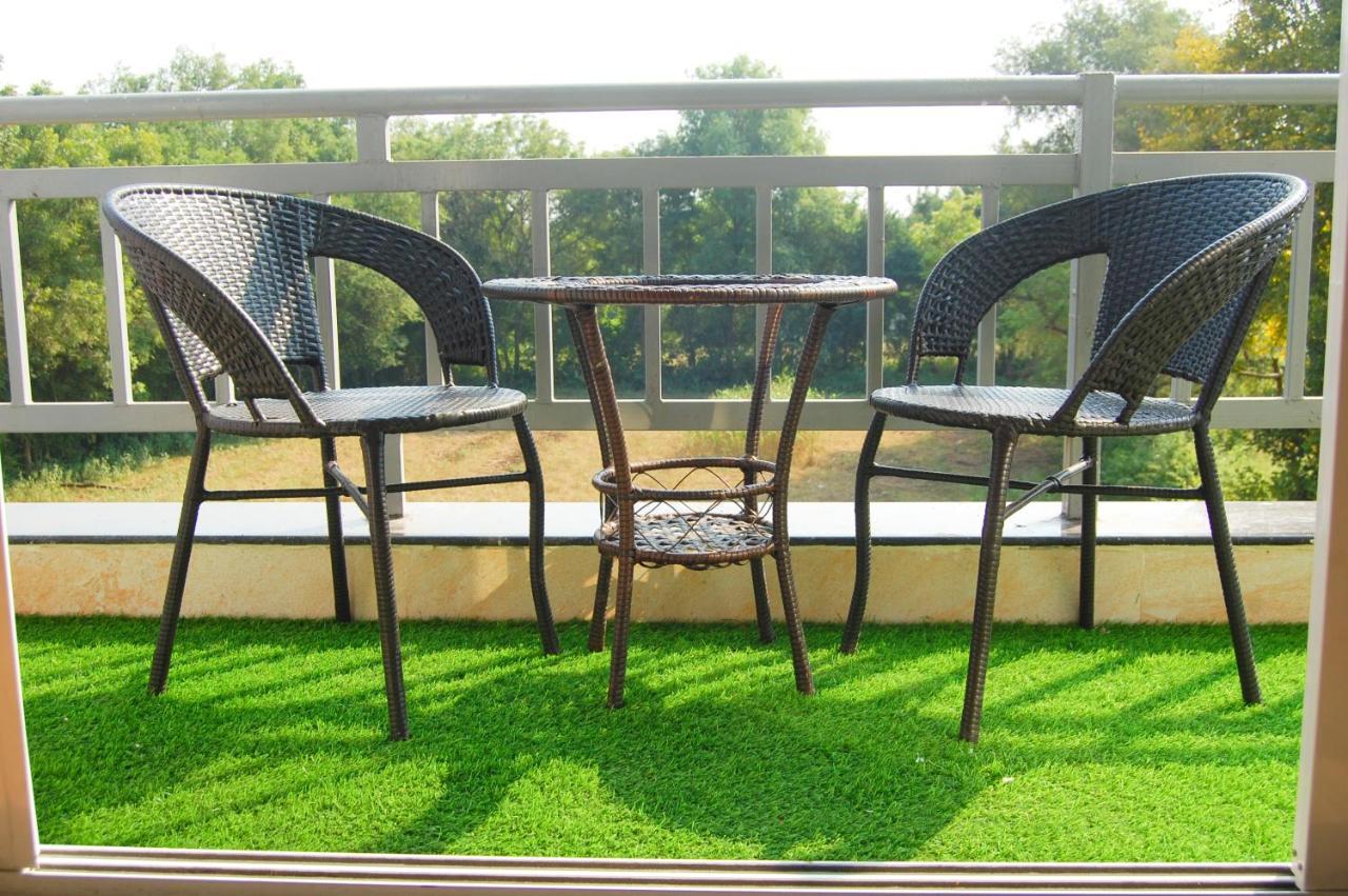 Krishna Riverside Resort Vasad Kültér fotó