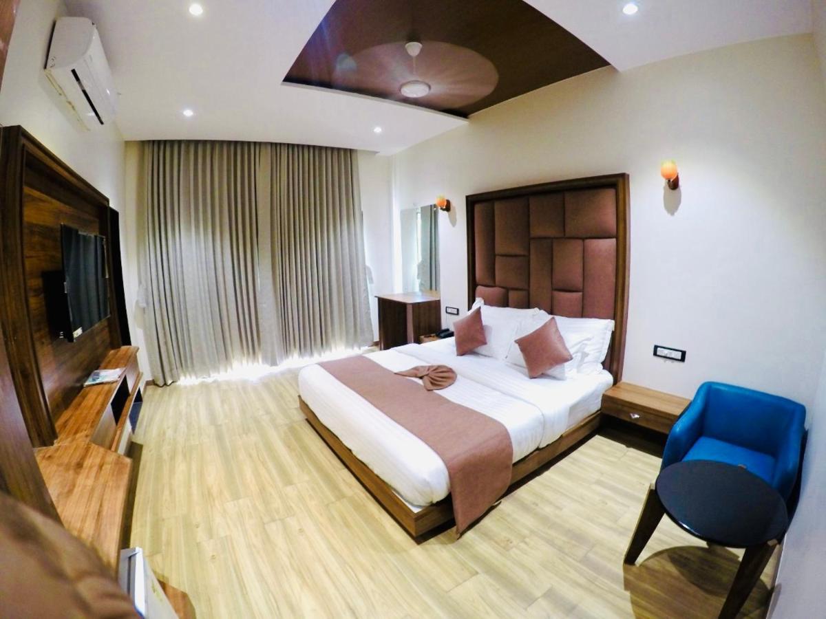 Krishna Riverside Resort Vasad Kültér fotó
