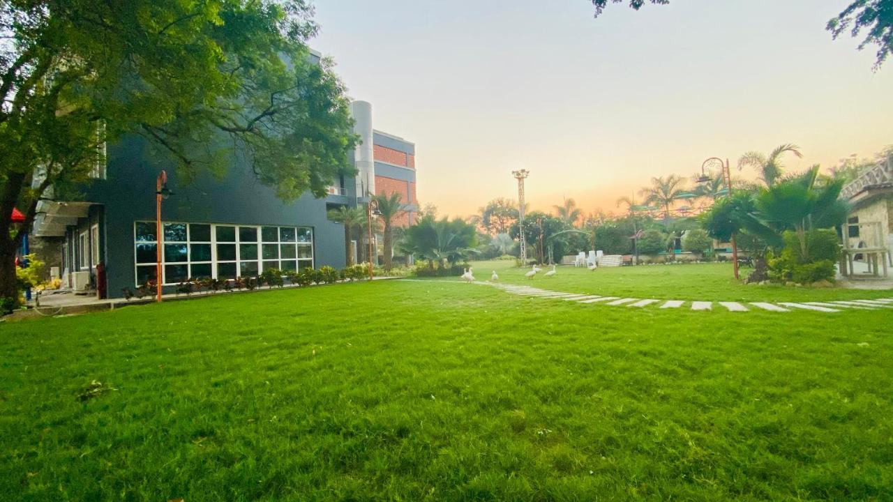 Krishna Riverside Resort Vasad Kültér fotó