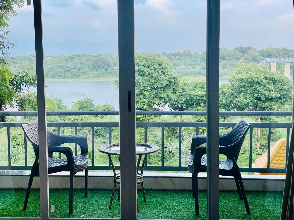 Krishna Riverside Resort Vasad Kültér fotó