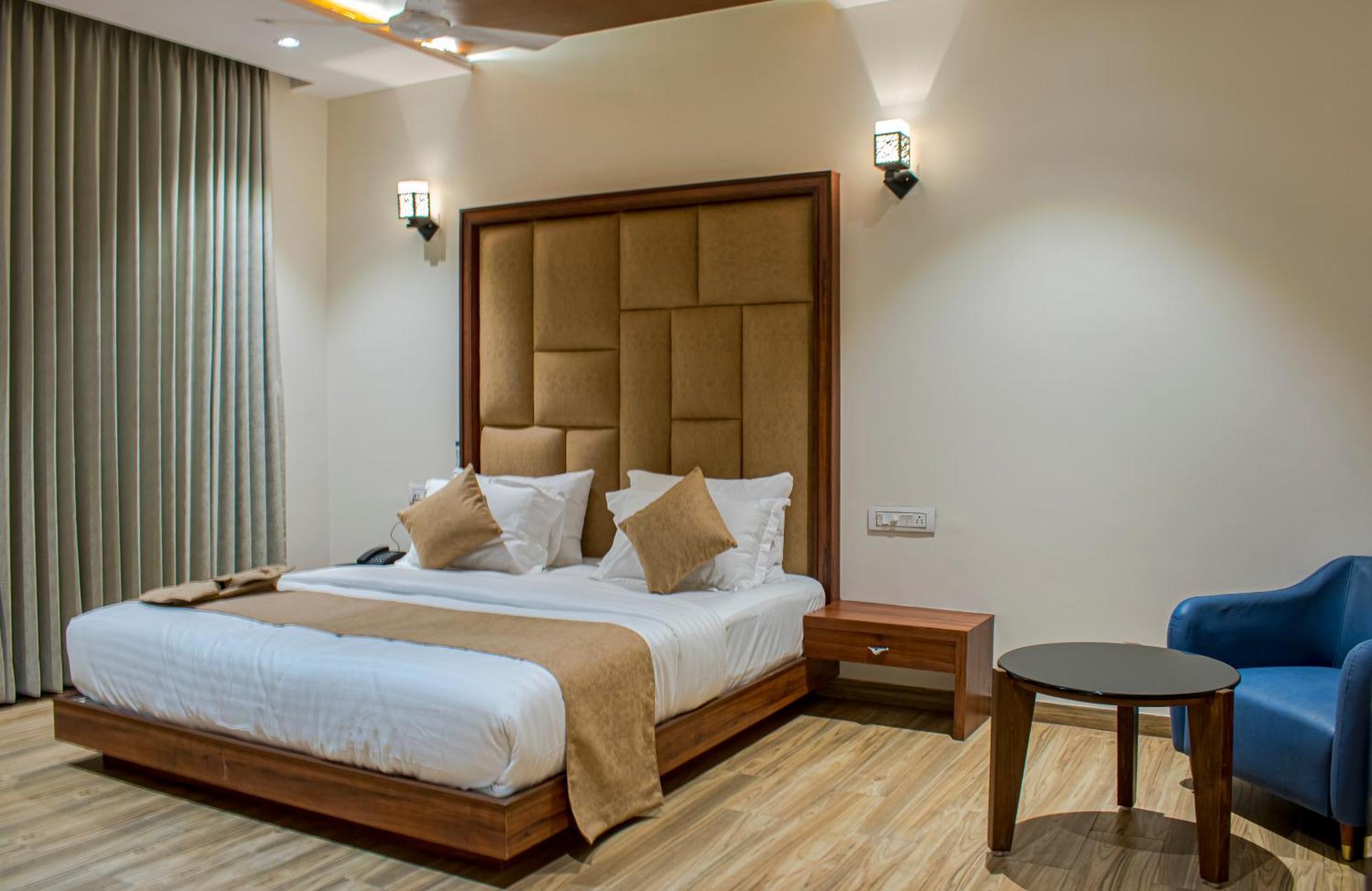 Krishna Riverside Resort Vasad Kültér fotó