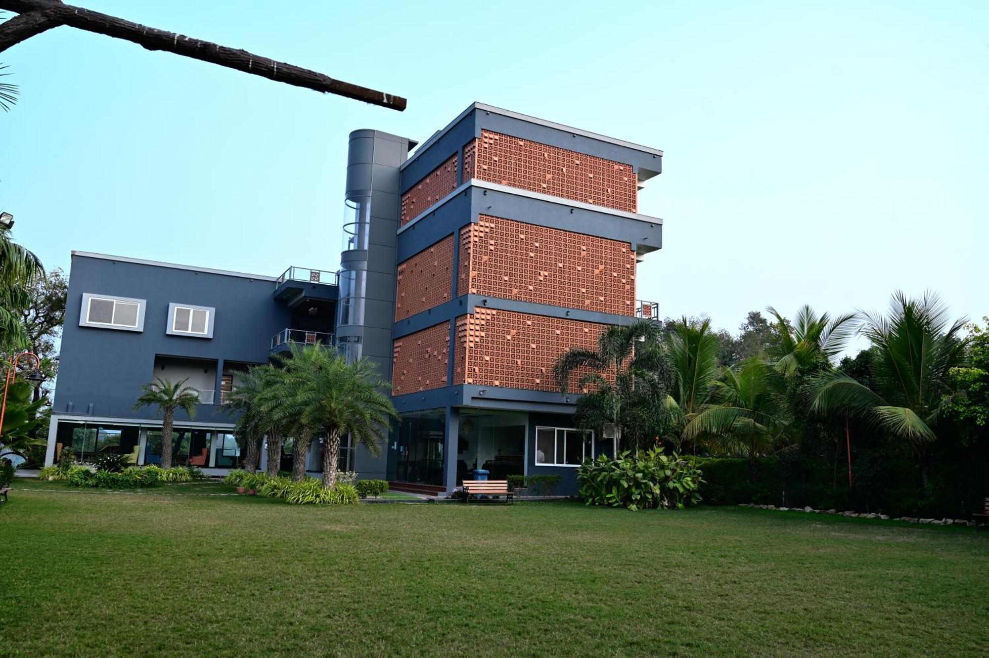 Krishna Riverside Resort Vasad Kültér fotó
