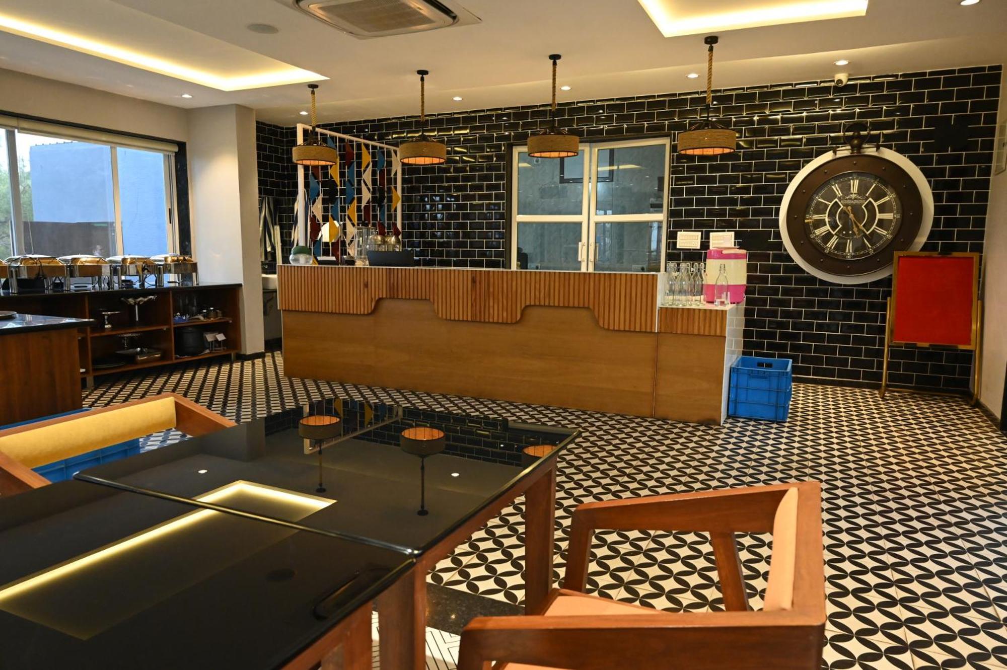 Krishna Riverside Resort Vasad Kültér fotó