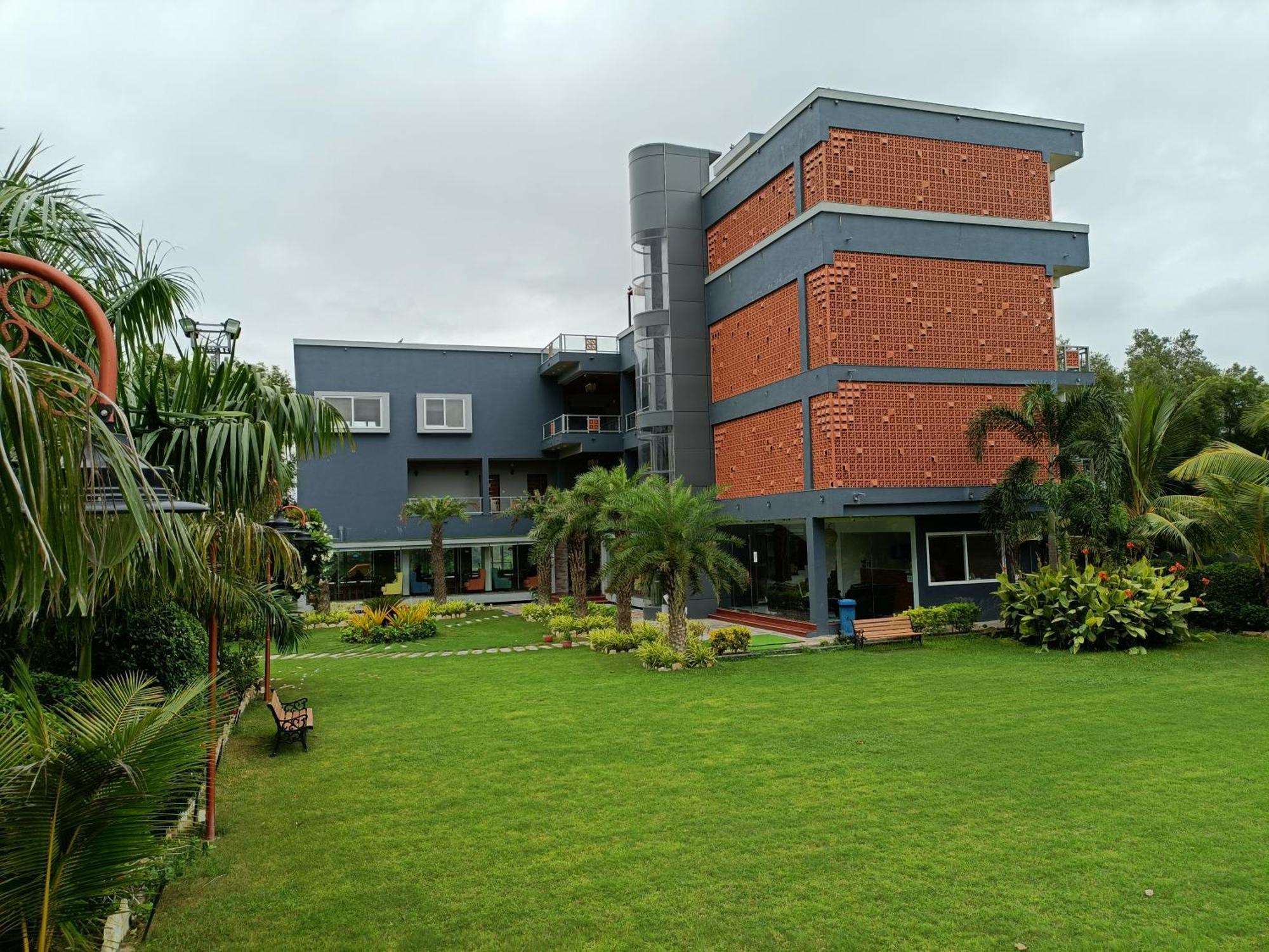 Krishna Riverside Resort Vasad Kültér fotó