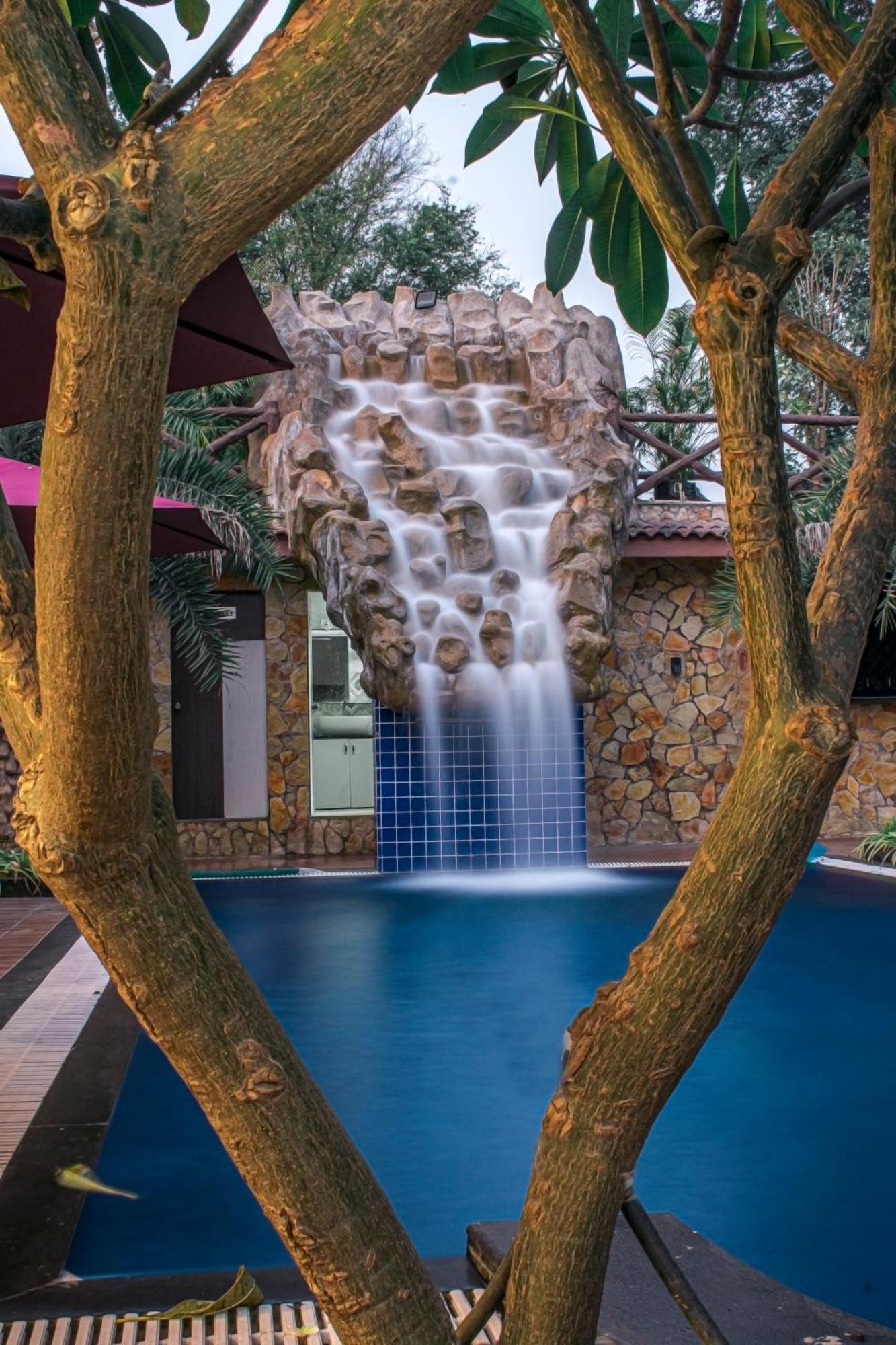 Krishna Riverside Resort Vasad Kültér fotó
