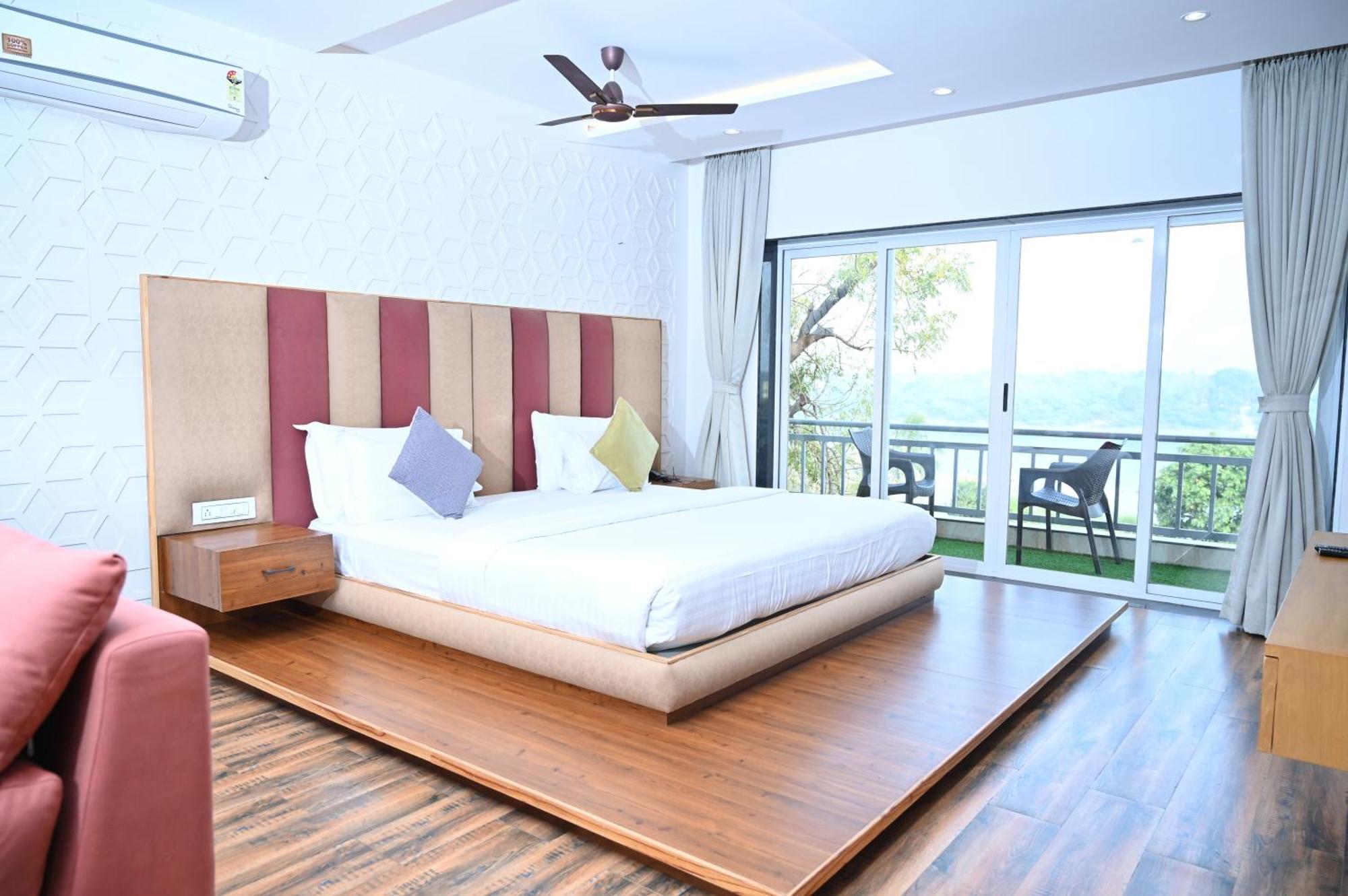 Krishna Riverside Resort Vasad Kültér fotó