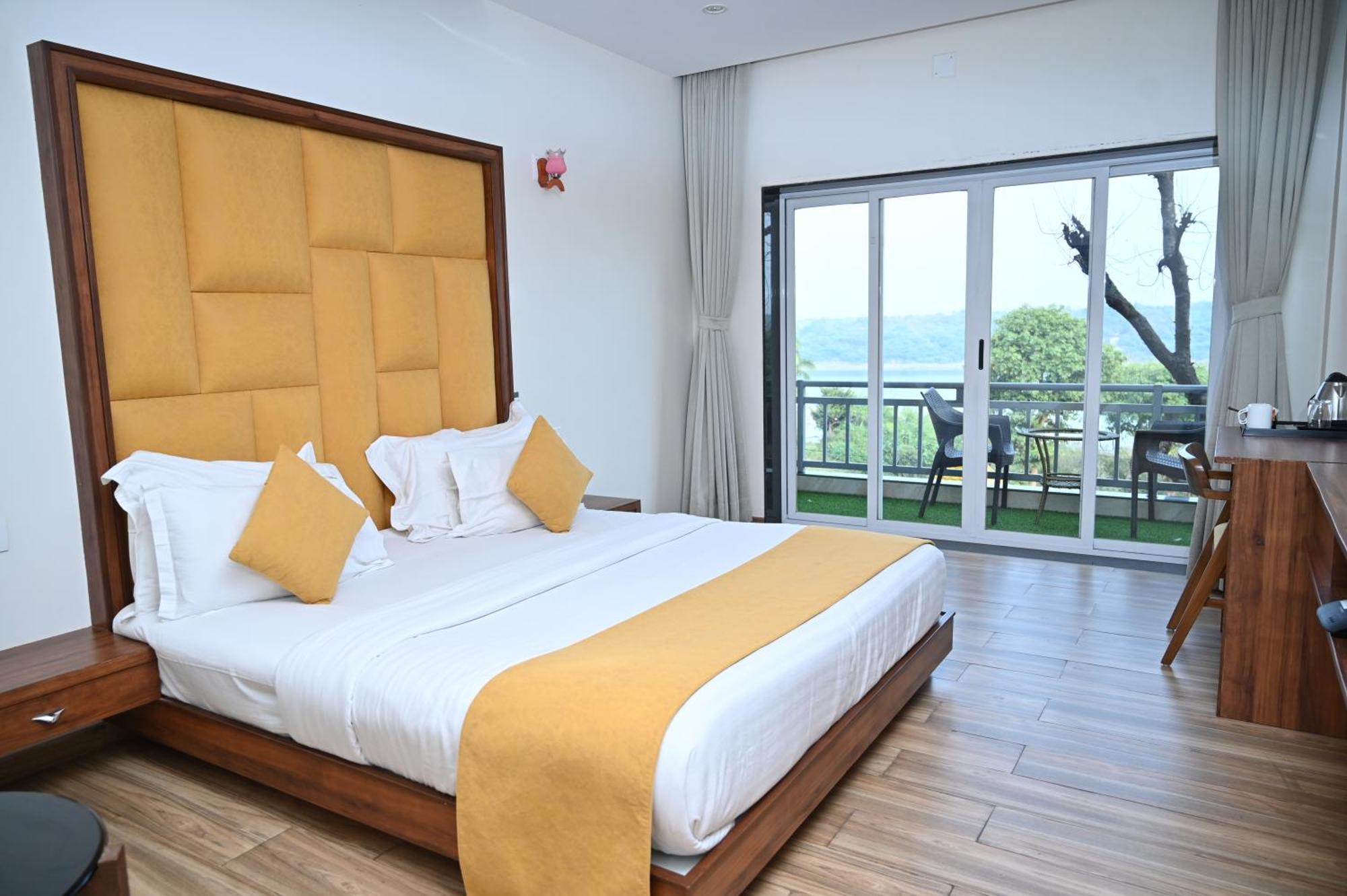 Krishna Riverside Resort Vasad Kültér fotó