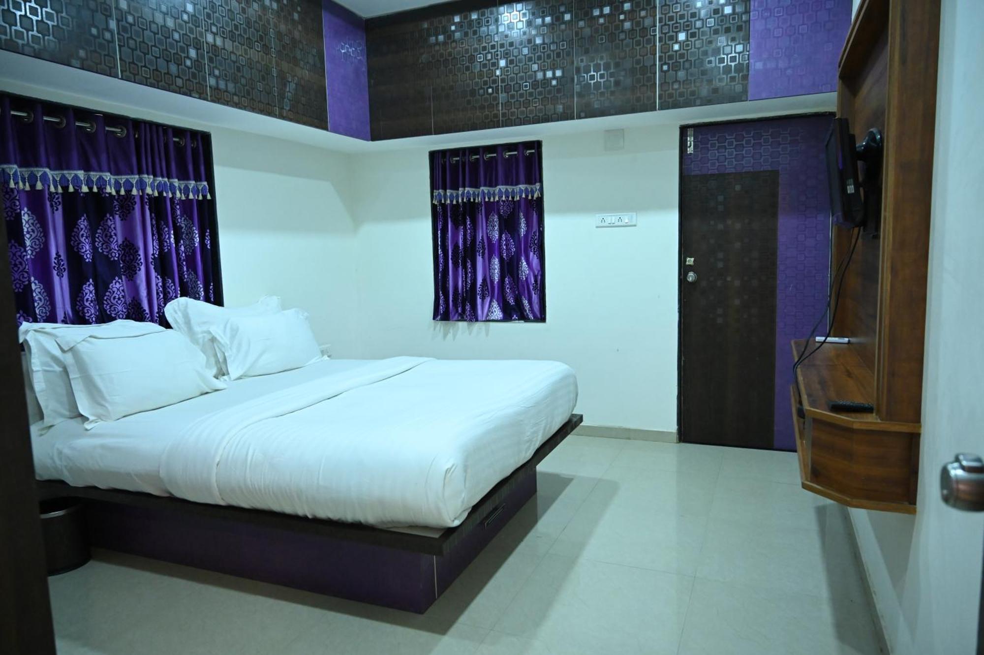 Krishna Riverside Resort Vasad Kültér fotó